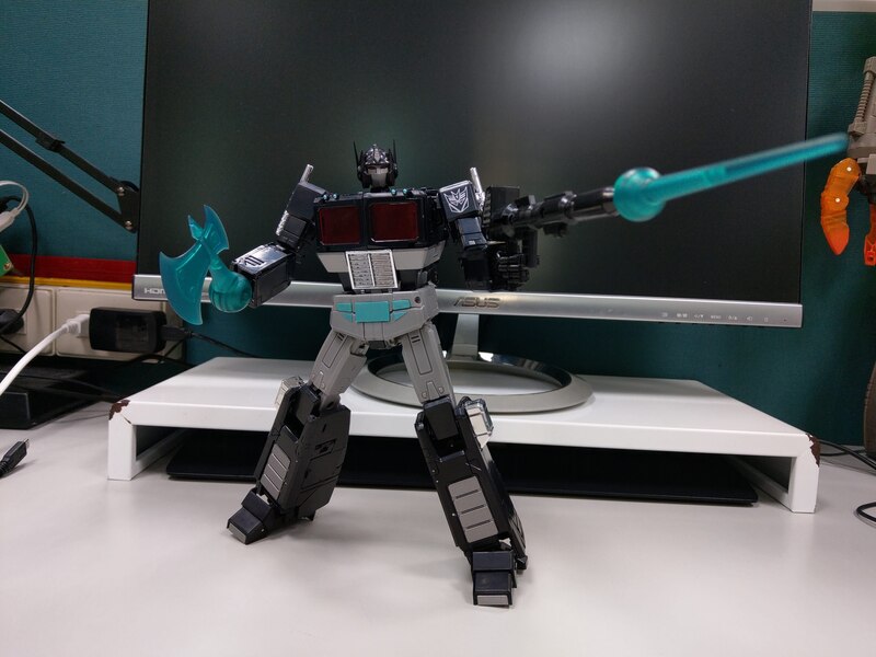 MP 49 Black Convoy In Hand Images Gallery  (14 of 23)